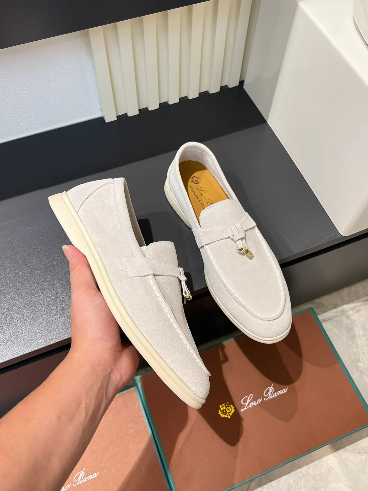 Men's shoes 💰p360 "Loro men's shoes 💰pian'*" Classic L men's shoes for couples 💰p Top version British flat loafers, a must-have item in old money style, the minimalist design is eye-catching and durable, a plus point for dressing The soft foot feel and texture are outstanding. They don’t scratch your feet and are very nice. They are matched with soft and waxy soles. They can be worn daily for a long time without getting tired. They are easy to wear, versatile and classic items, with perfect foot feel and texture! Imported cashmere fabric, the lining is made of imported A-grade water-dyed cow lining, the top version of the genuine leather midsole is sewn with pure handmade mark thread! Size: Female 35-40 (34. Customized) Male 38-44 (45.46. Customized)